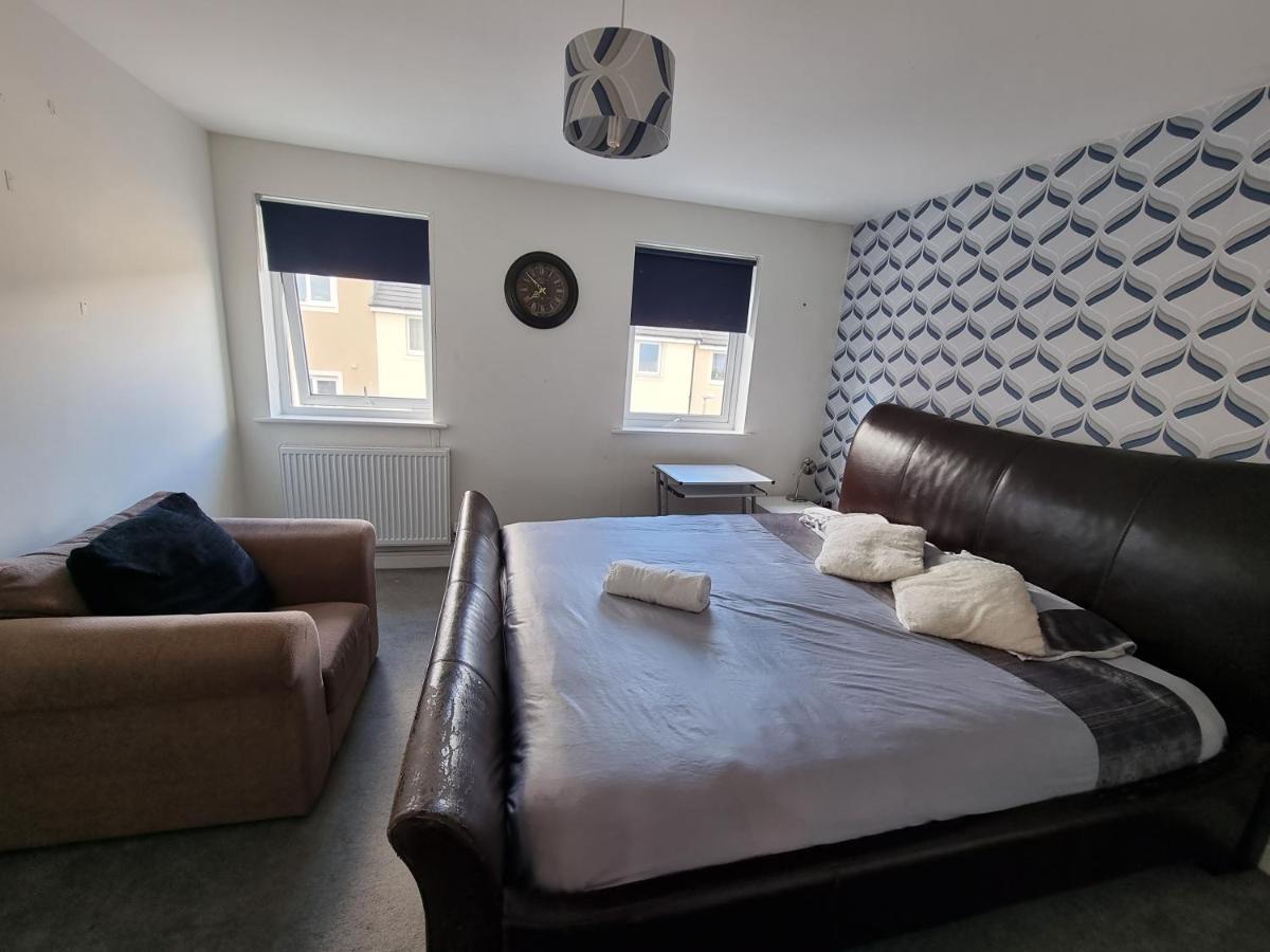 Superking Bedroom Close To The A30 Camborne Exterior photo