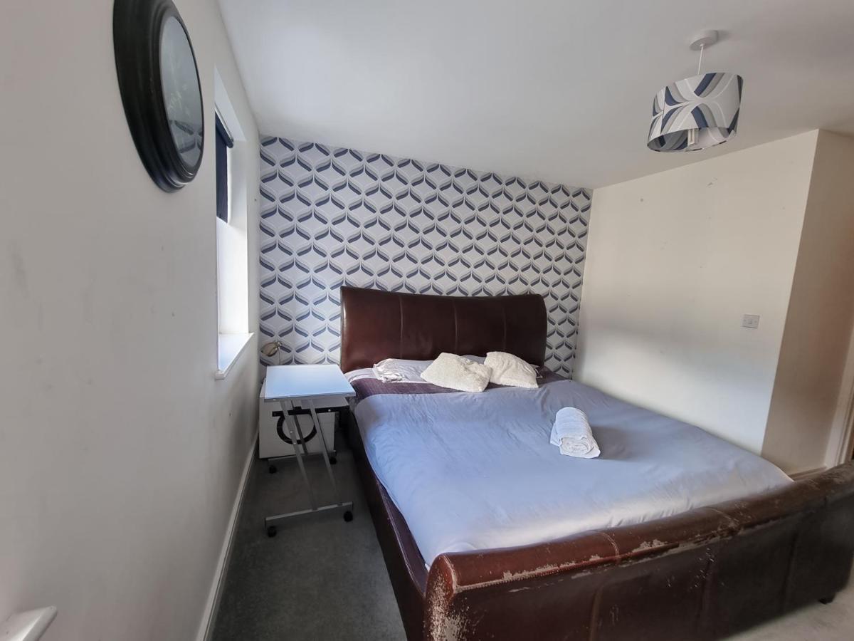 Superking Bedroom Close To The A30 Camborne Exterior photo