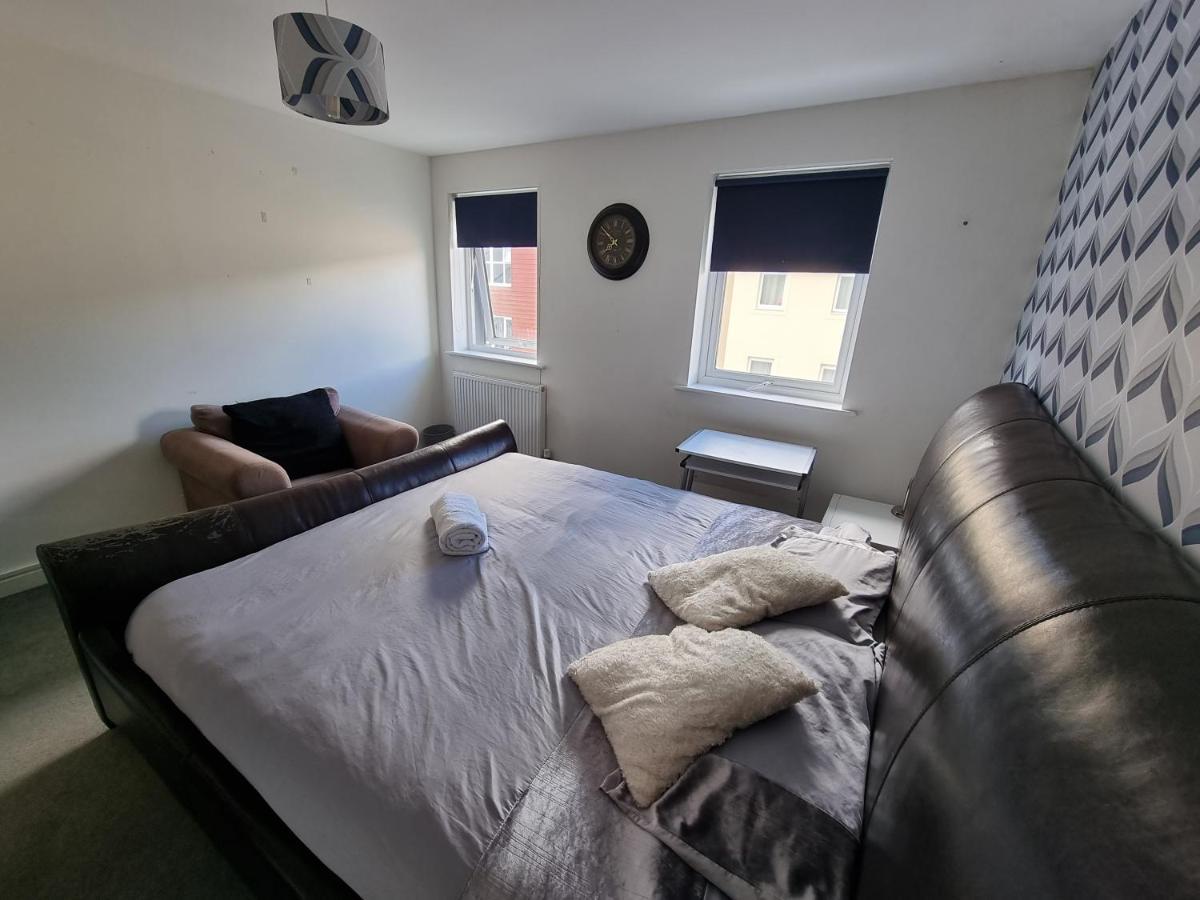 Superking Bedroom Close To The A30 Camborne Exterior photo
